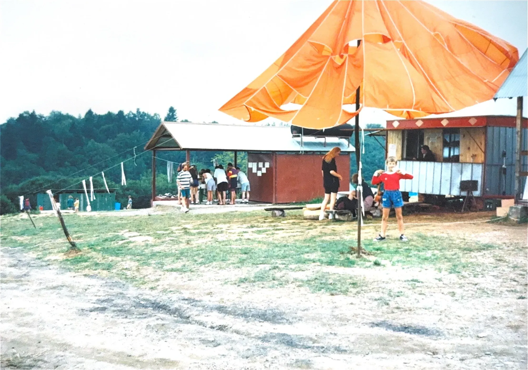 Pole namiotowe z namiotami w latach 90.