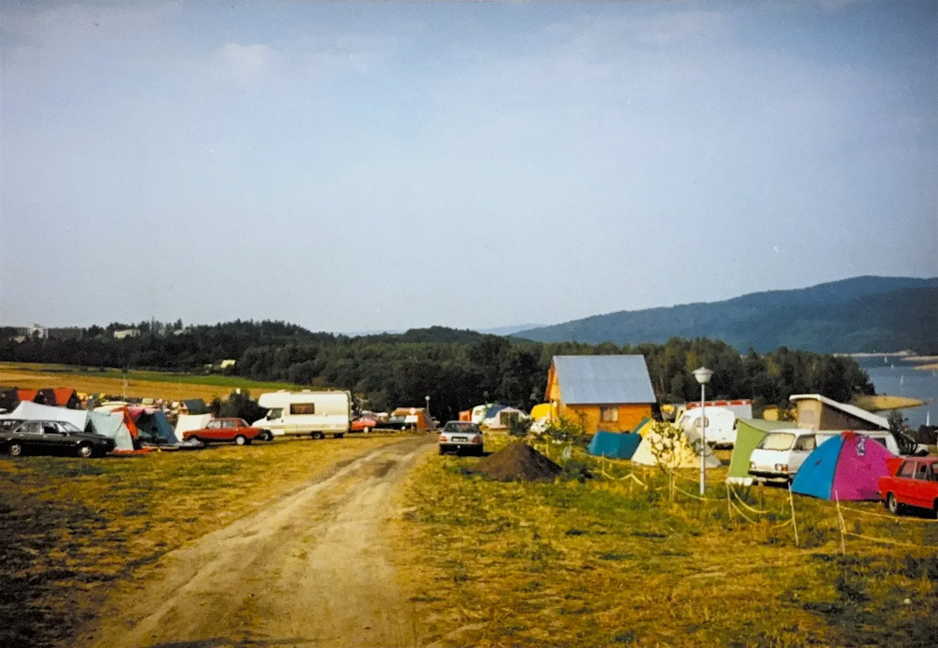 Przyczepy kempingowe nad jeziorem
